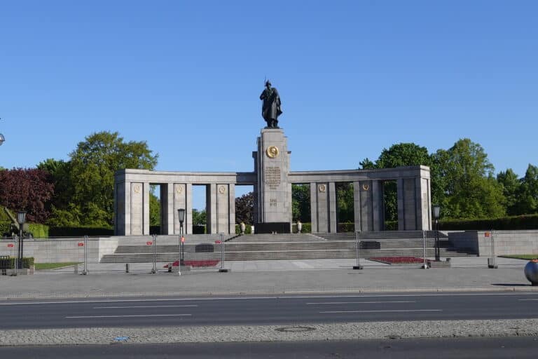 45 Sowjetisches Ehrenmal Tiergarten